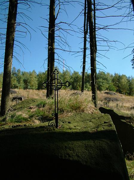 Holubuv kriz 2008.jpg - Holubův kříž na Žulovém vrchu, v pozadí stavba